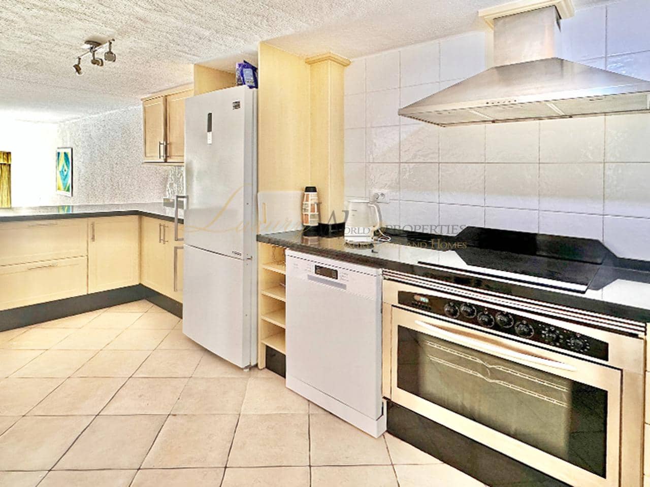 2 soveværelse Villa til salg i Playa de las Americas med swimmingpool - € 795.000 (Ref: 9909720)