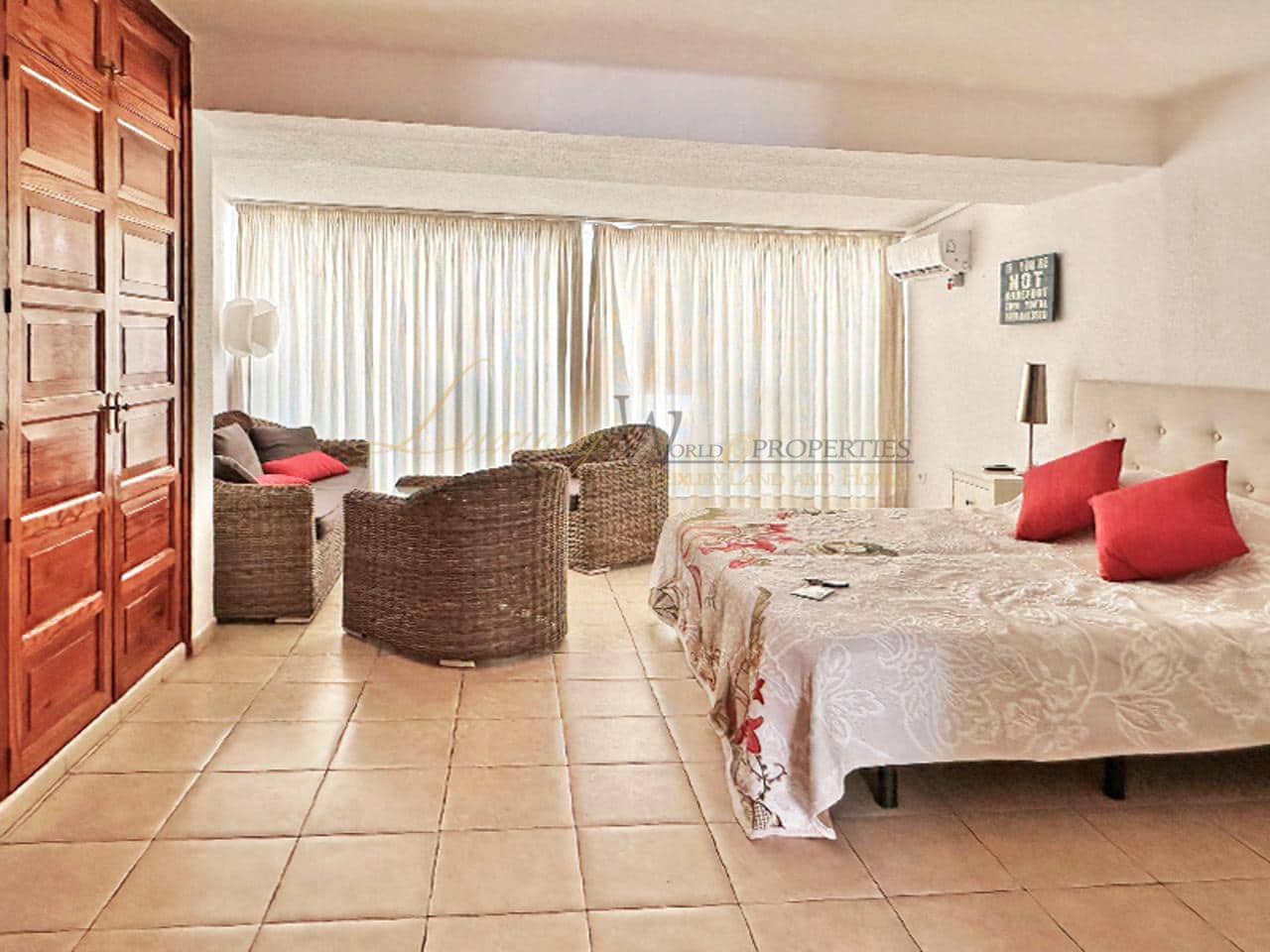 2 soveværelse Villa til salg i Playa de las Americas med swimmingpool - € 795.000 (Ref: 9909720)
