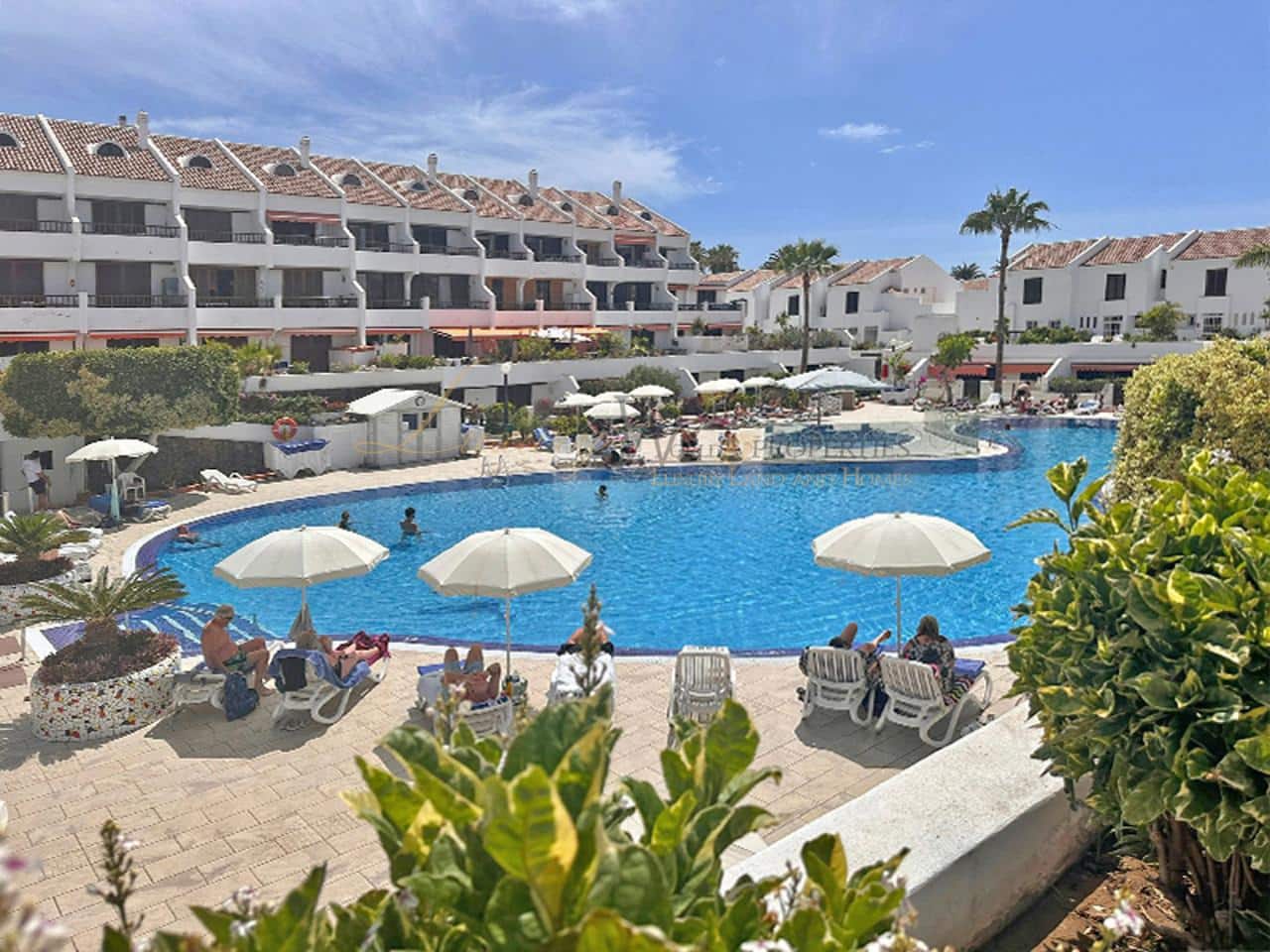 2 soveværelse Villa til salg i Playa de las Americas med swimmingpool - € 795.000 (Ref: 9909720)