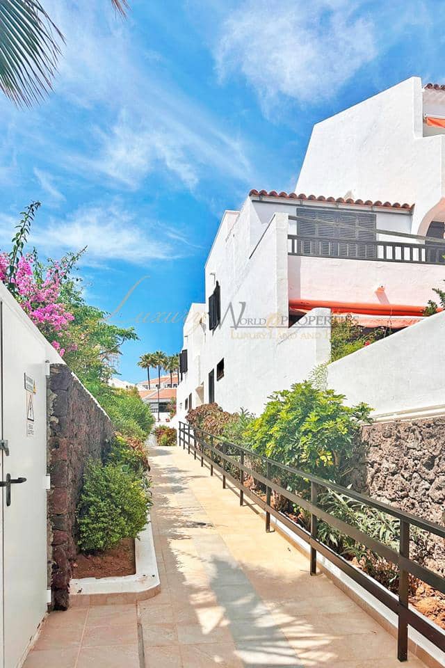 2 bedroom Villa for sale in Playa de las Americas with pool - € 795,000 (Ref: 9909720)
