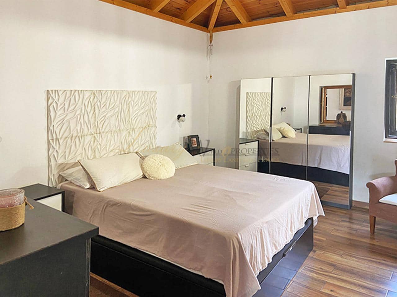 4 bedroom Villa for sale in Guia de Isora with garage - € 546,000 (Ref: 9932390)