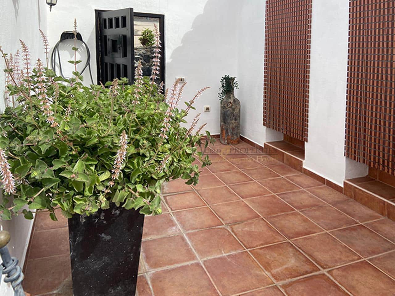 4 bedroom Villa for sale in Guia de Isora with garage - € 546,000 (Ref: 9932390)