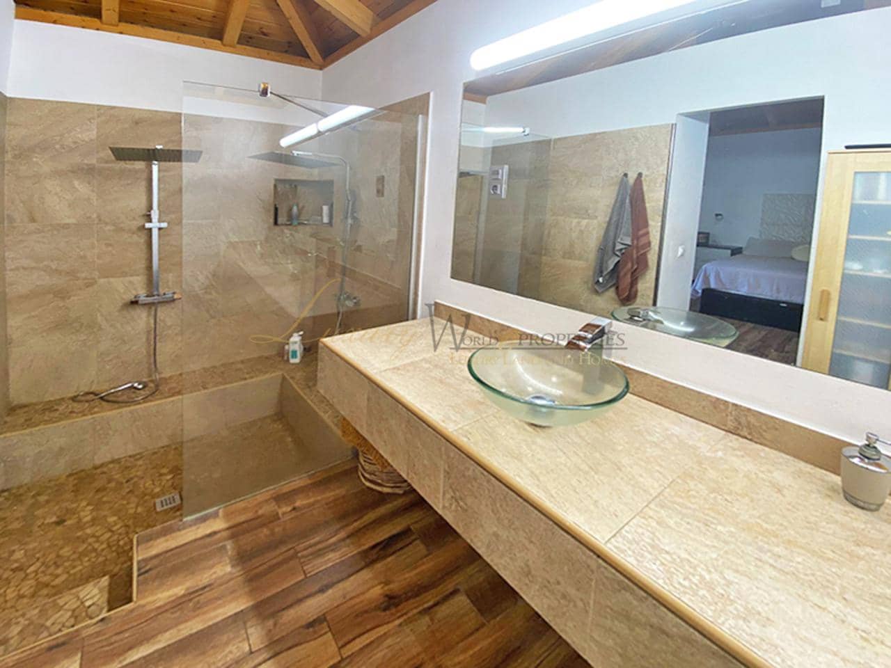 4 bedroom Villa for sale in Guia de Isora with garage - € 546,000 (Ref: 9932390)