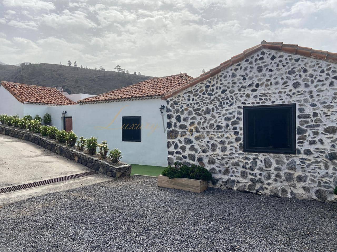 4 bedroom Villa for sale in Guia de Isora with garage - € 546,000 (Ref: 9932390)