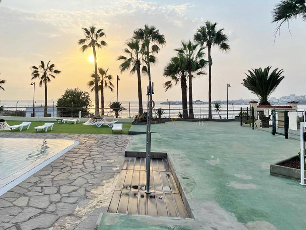 1 soverom Leilighet til salgs i Los Cristianos med svømmebasseng garasje - € 305 000 (Ref: 9935109)