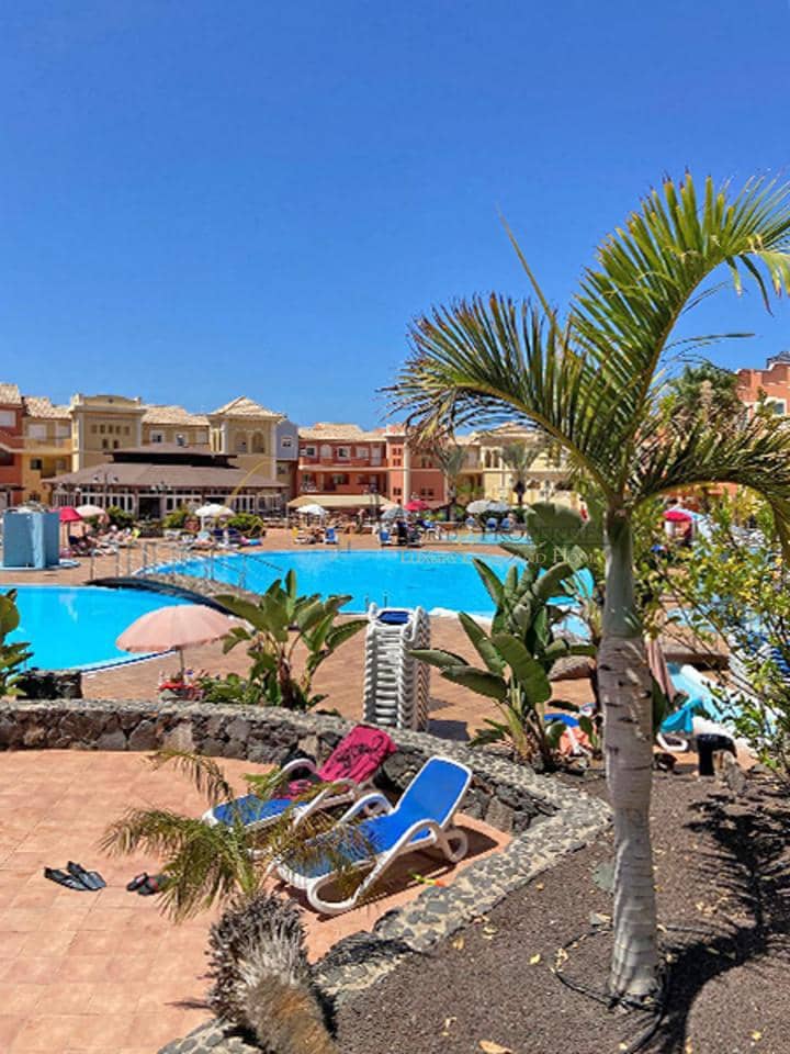 2 bedroom Flat for sale in Los Cristianos with pool - € 330,000 (Ref: 9938680)