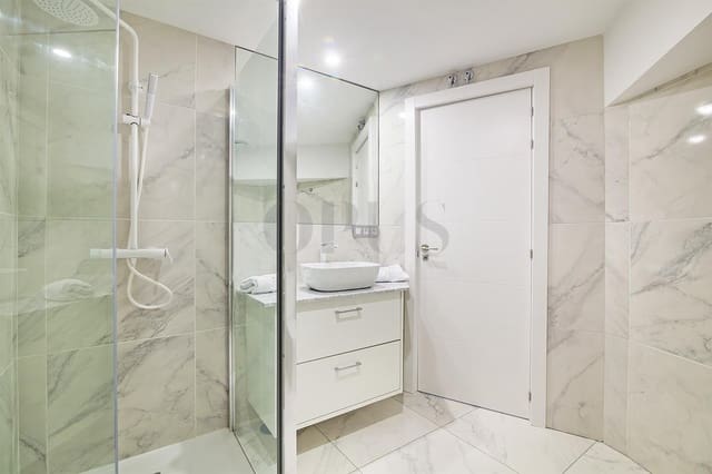 4 chambre Appartement à vendre à Playa de las Américas, Adeje avec piscine - 1 000 000 € (Ref: 9948897)