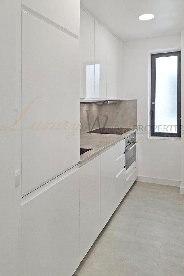 2 bedroom Flat for sale in Playa de las Americas with pool - € 479,000 (Ref: 9972238)