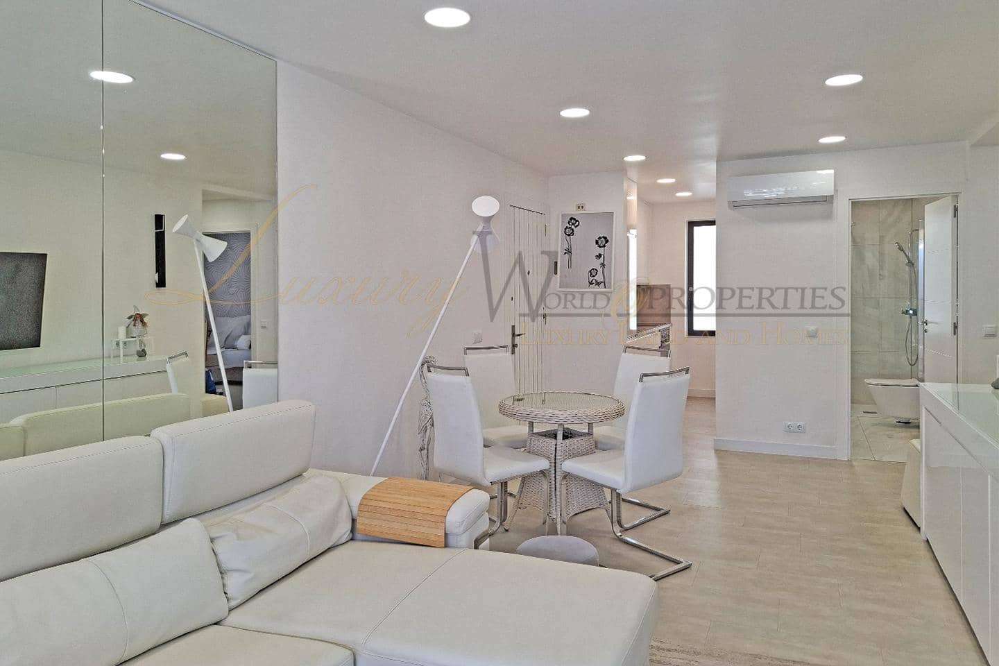 2 bedroom Flat for sale in Playa de las Americas with pool - € 479,000 (Ref: 9972238)