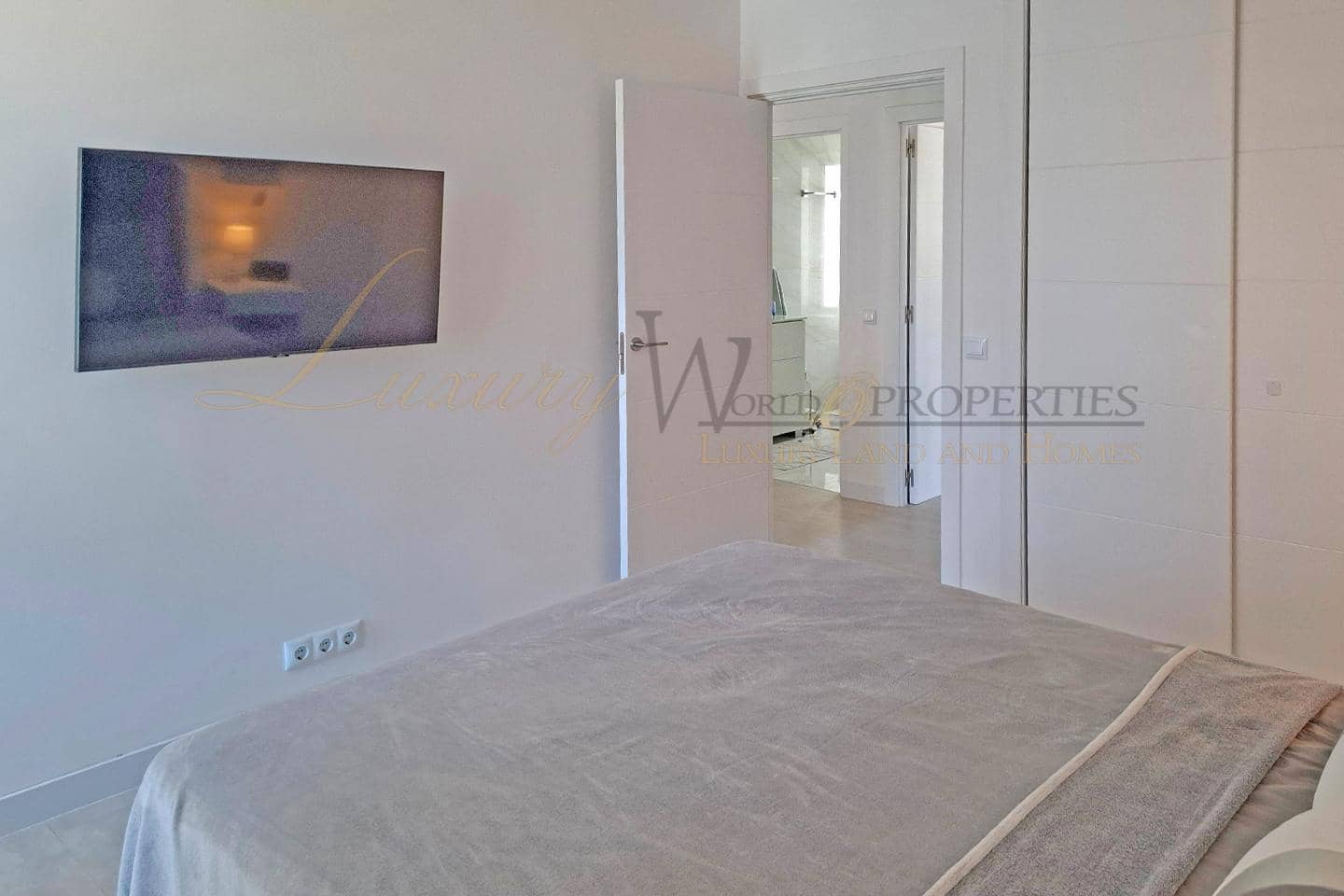 2 bedroom Flat for sale in Playa de las Americas with pool - € 479,000 (Ref: 9972238)
