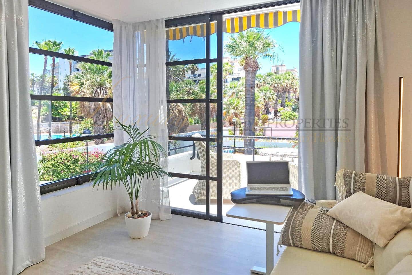 2 bedroom Flat for sale in Playa de las Americas with pool - € 479,000 (Ref: 9972238)