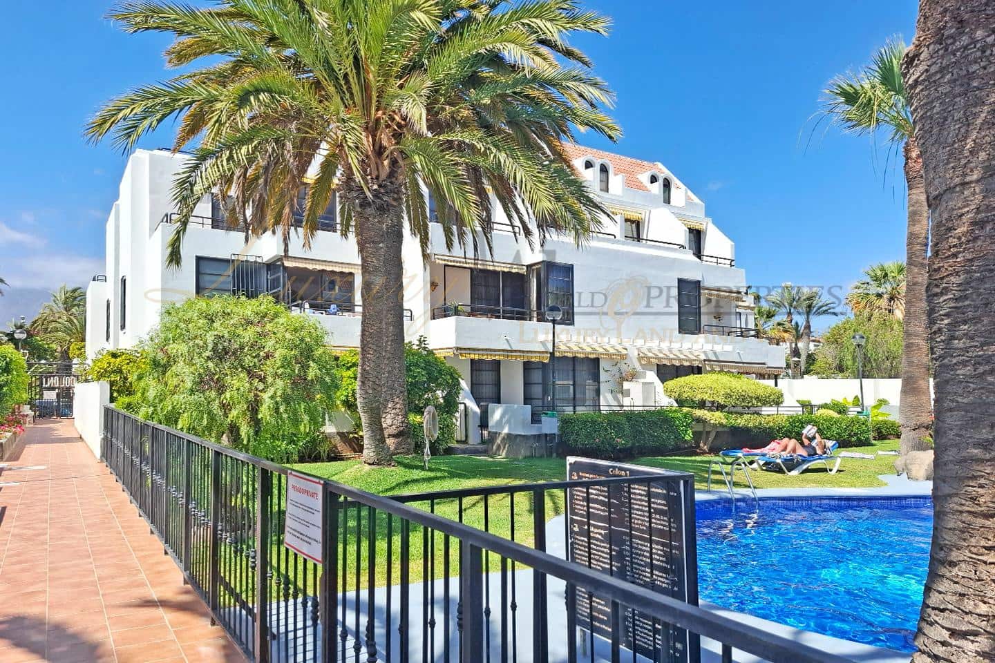 2 bedroom Flat for sale in Playa de las Americas with pool - € 479,000 (Ref: 9972238)
