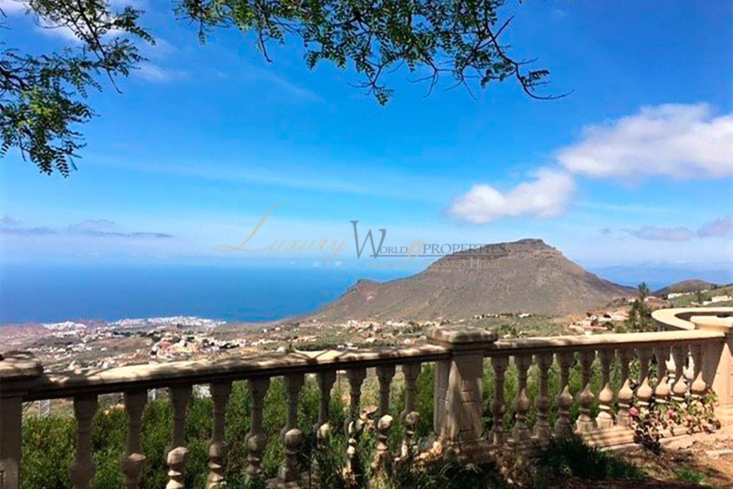 4 bedroom Villa for sale in Arona with garage - € 925,000 (Ref: 9975942)