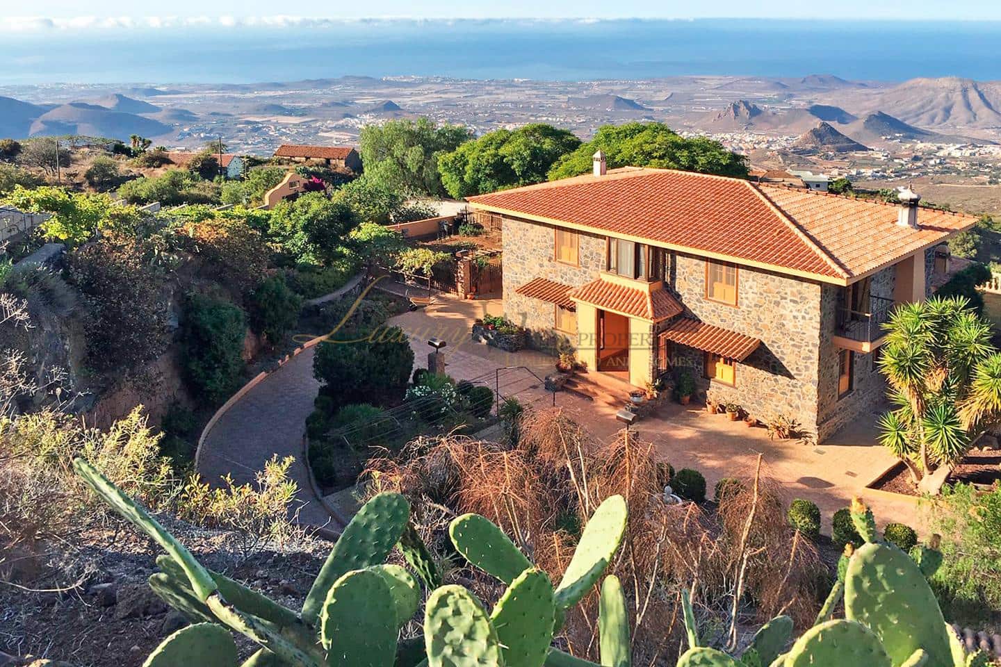 4 bedroom Villa for sale in Arona with garage - € 925,000 (Ref: 9975942)