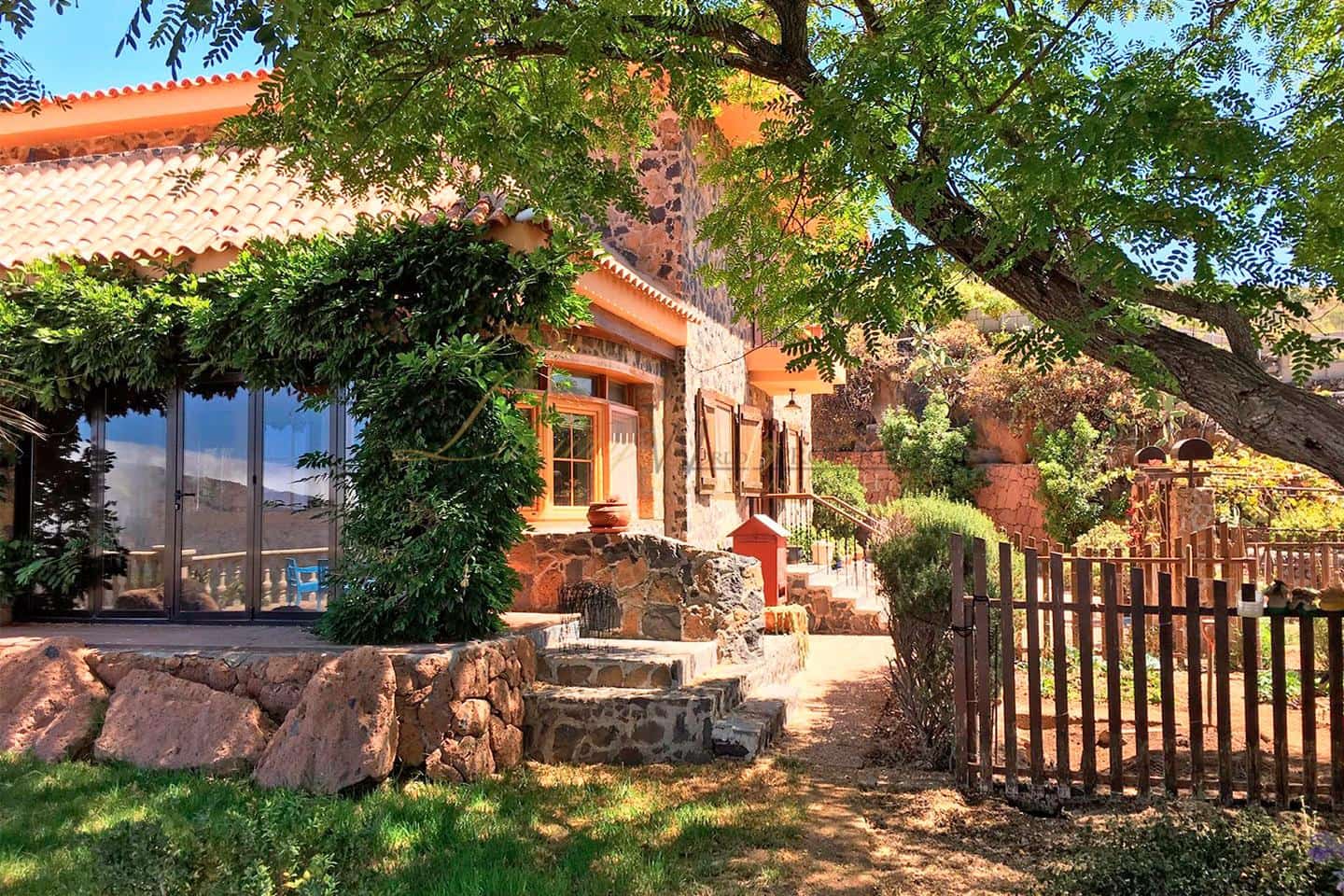 4 bedroom Villa for sale in Arona with garage - € 925,000 (Ref: 9975942)