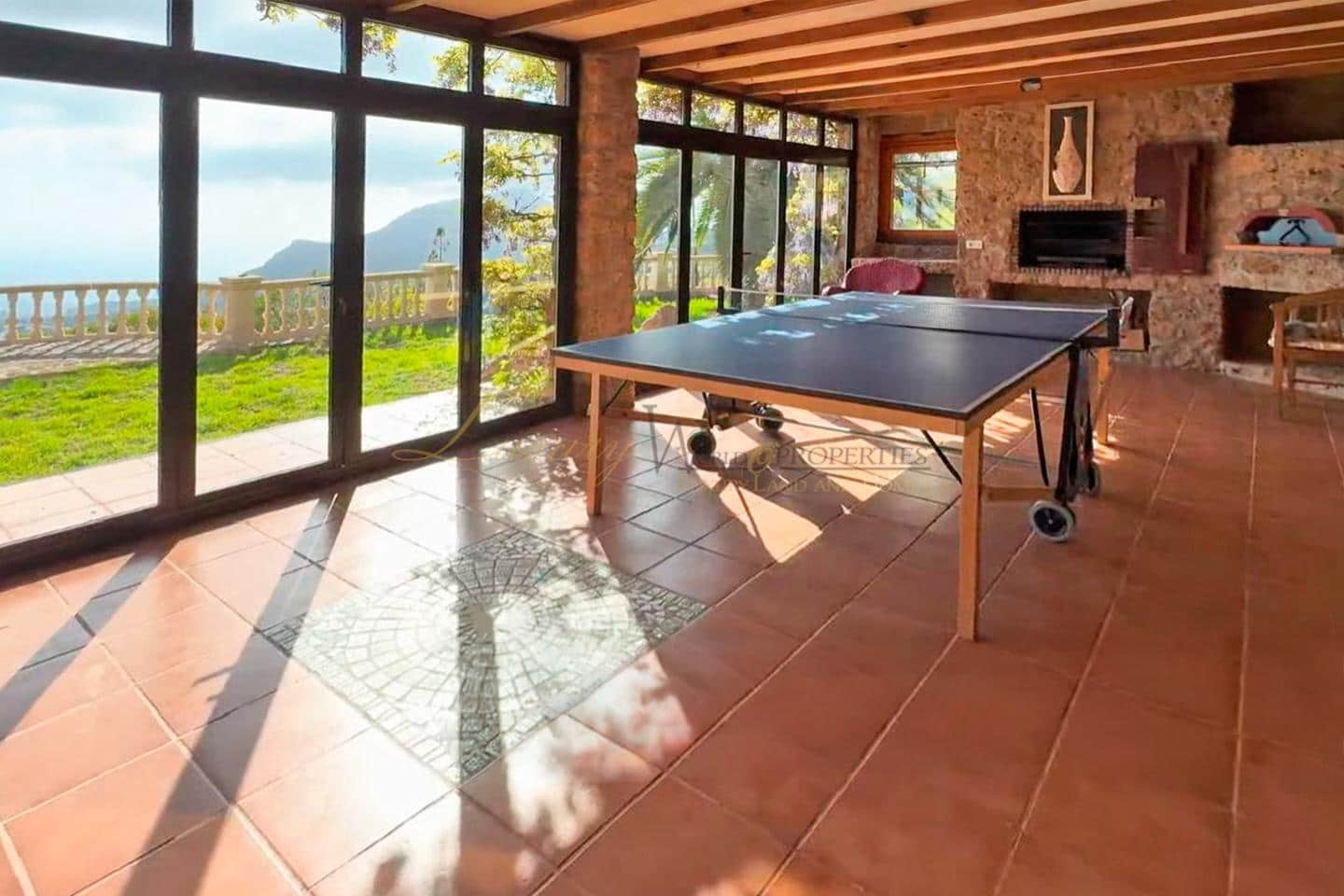 4 bedroom Villa for sale in Arona with garage - € 925,000 (Ref: 9975942)