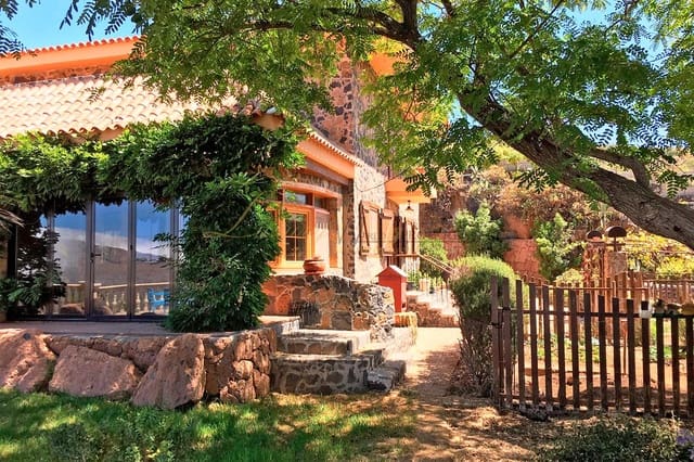 Chalet de 4 habitaciones en Arona en venta con garaje - 925.000 € (Ref: 9975942)