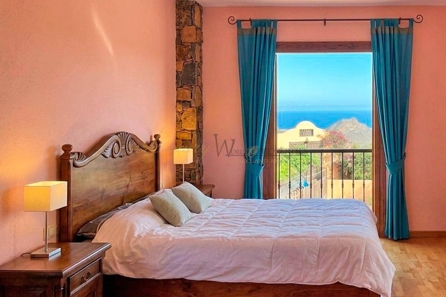 4 bedroom Villa for sale in Arona with garage - € 925,000 (Ref: 9975942)
