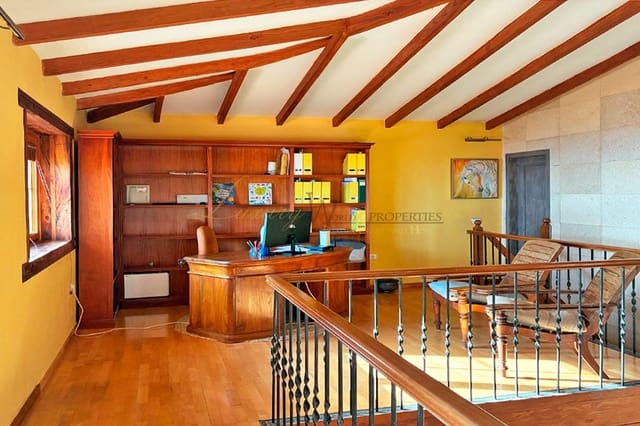Chalet de 4 habitaciones en Arona en venta con garaje - 925.000 € (Ref: 9975942)