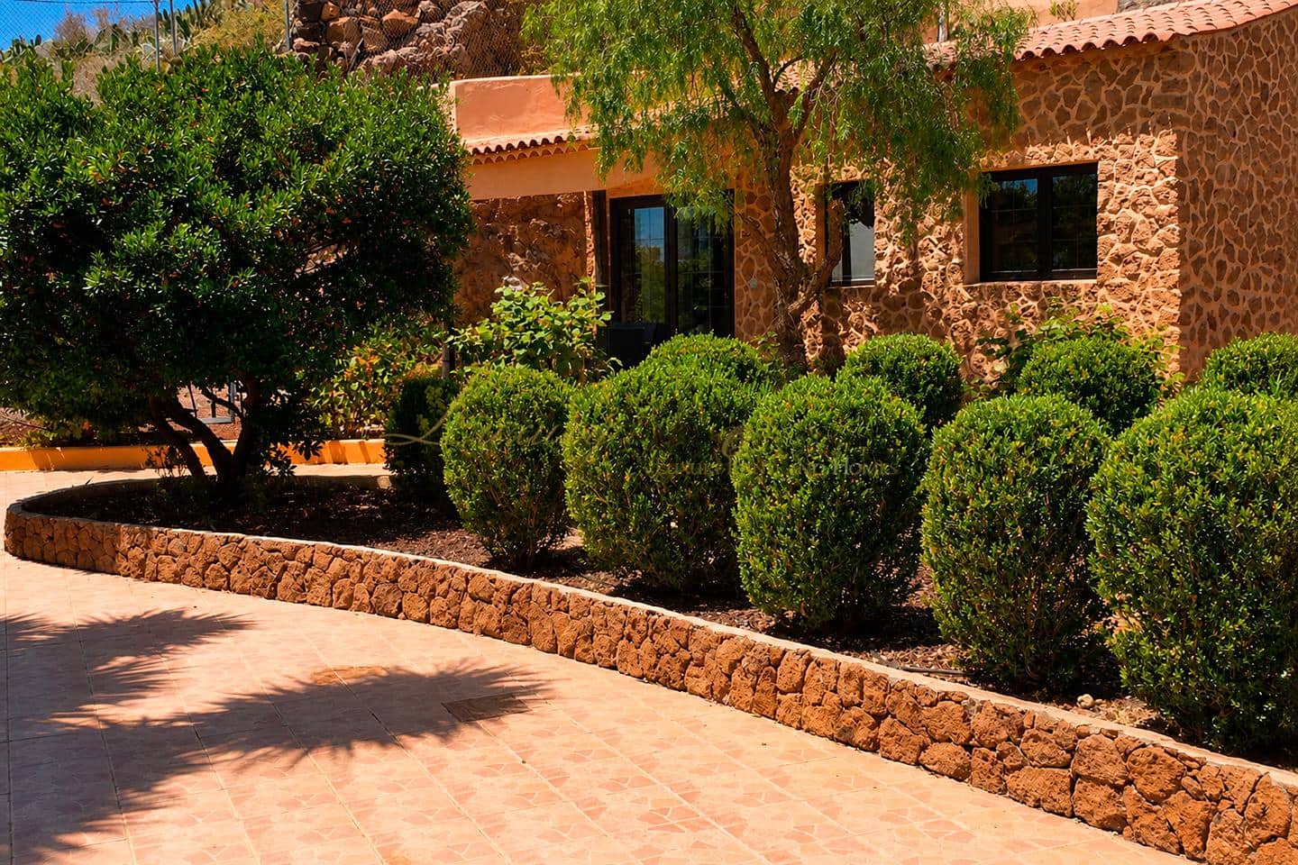 4 bedroom Villa for sale in Arona with garage - € 925,000 (Ref: 9975942)