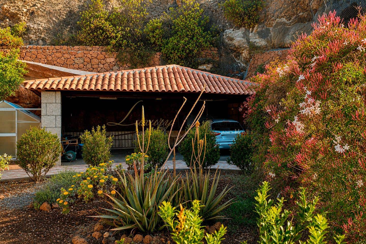 4 bedroom Villa for sale in Arona with garage - € 925,000 (Ref: 9975942)