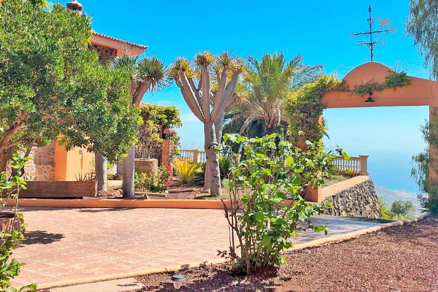4 bedroom Villa for sale in Arona with garage - € 925,000 (Ref: 9975942)