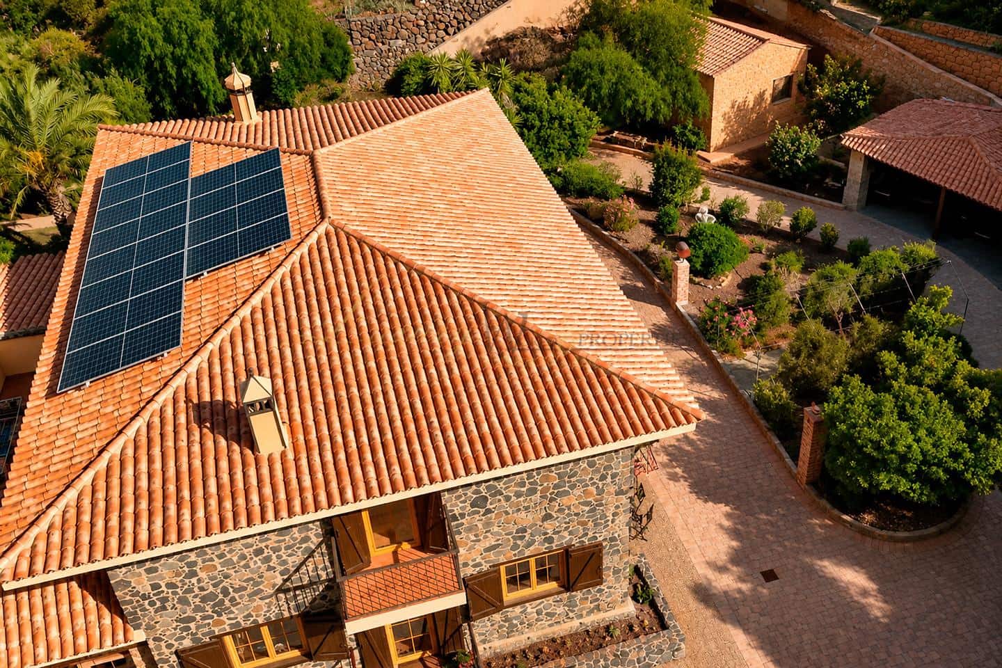 4 bedroom Villa for sale in Arona with garage - € 925,000 (Ref: 9975942)