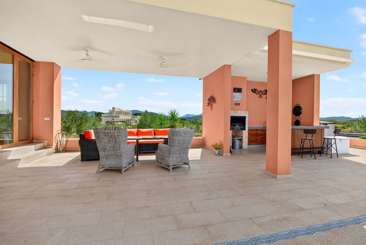 3 bedroom Villa for sale in Pinoso with pool - € 375,000 (Ref: 10016689)