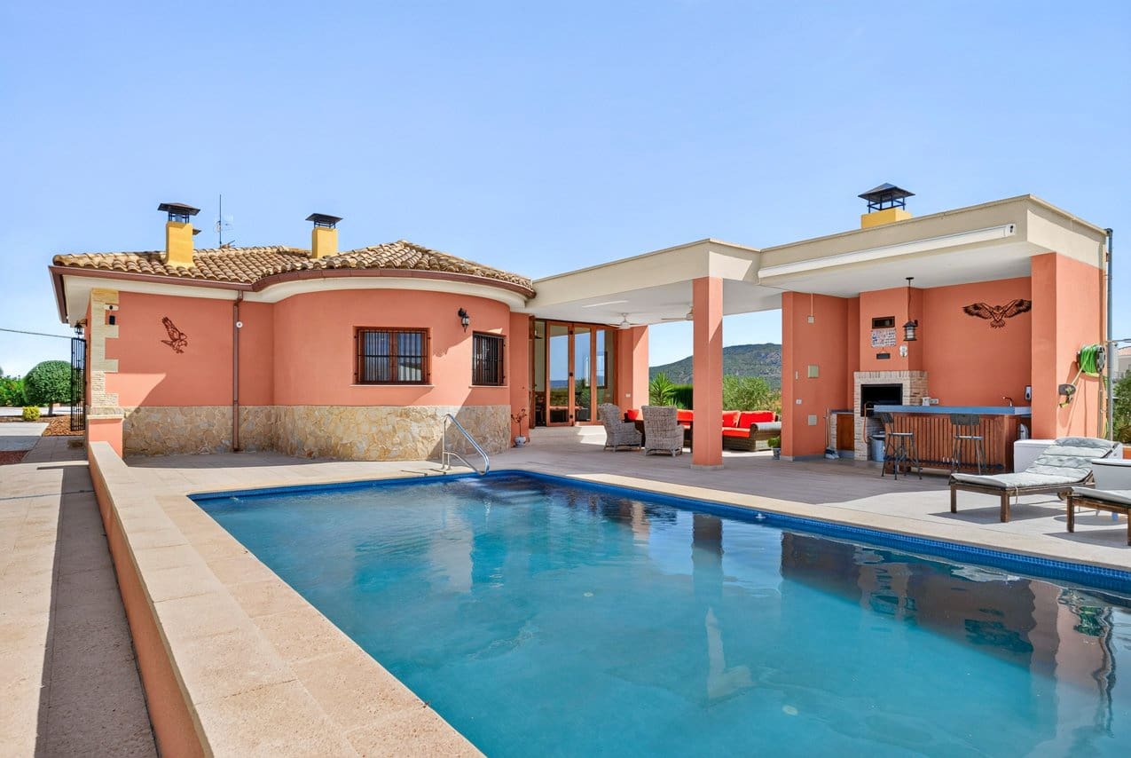 3 bedroom Villa for sale in Pinoso with pool - € 375,000 (Ref: 10016689)