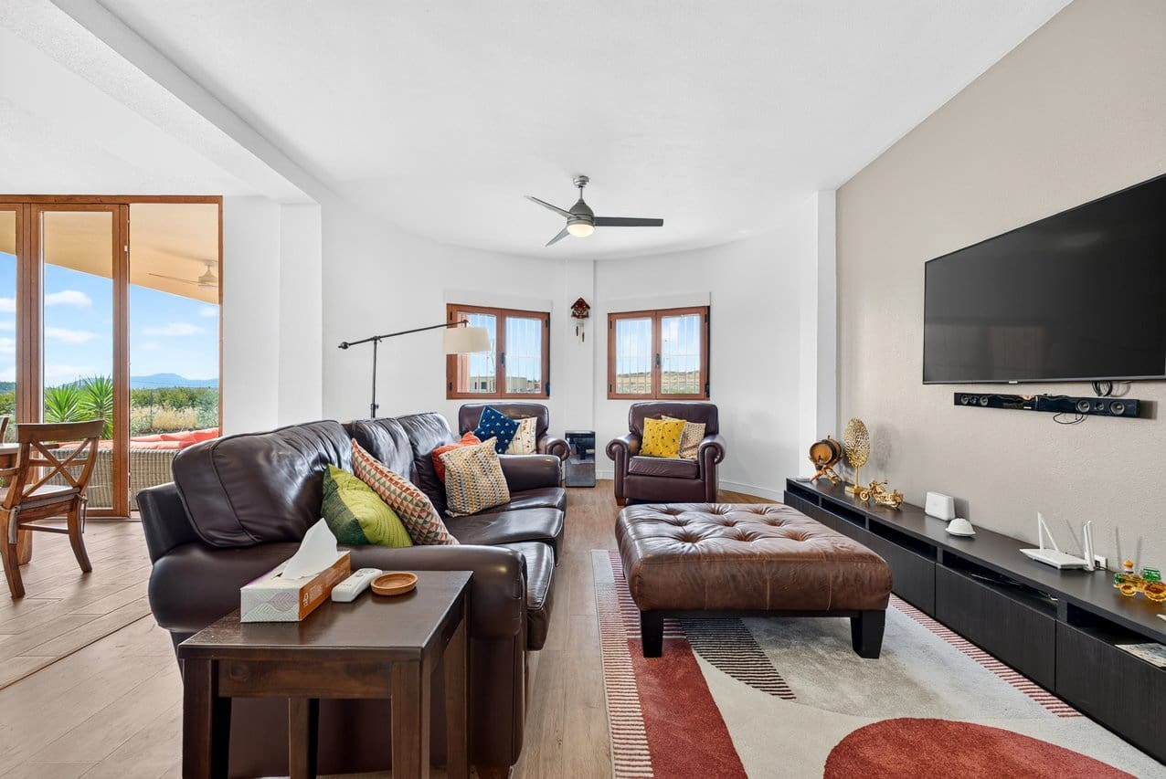 3 bedroom Villa for sale in Pinoso with pool - € 375,000 (Ref: 10016689)