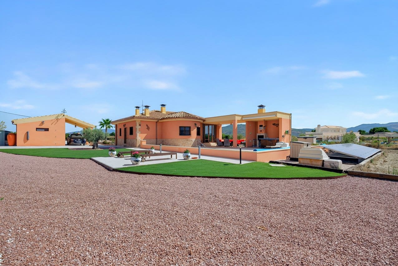 3 bedroom Villa for sale in Pinoso with pool - € 375,000 (Ref: 10016689)