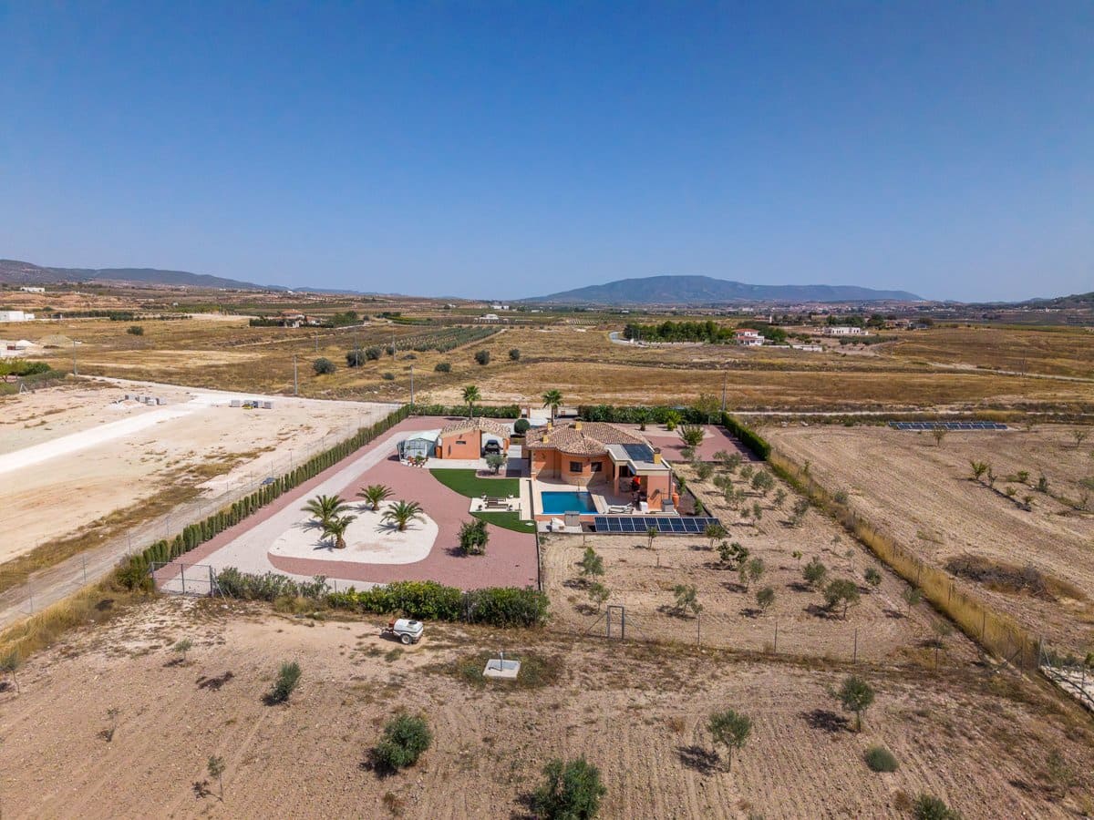3 bedroom Villa for sale in Pinoso with pool - € 375,000 (Ref: 10016689)