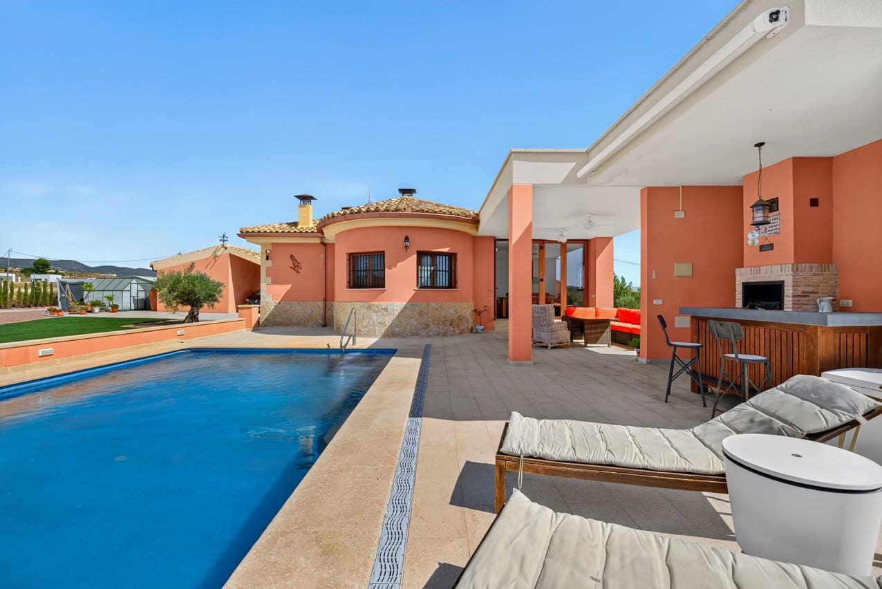 3 bedroom Villa for sale in Pinoso with pool - € 375,000 (Ref: 10016689)