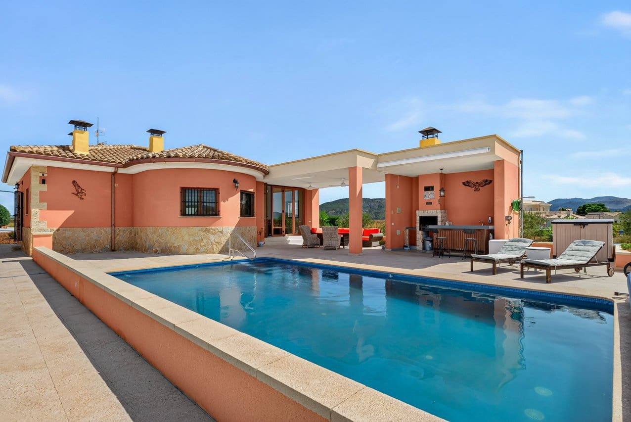 3 bedroom Villa for sale in Pinoso with pool - € 375,000 (Ref: 10016689)
