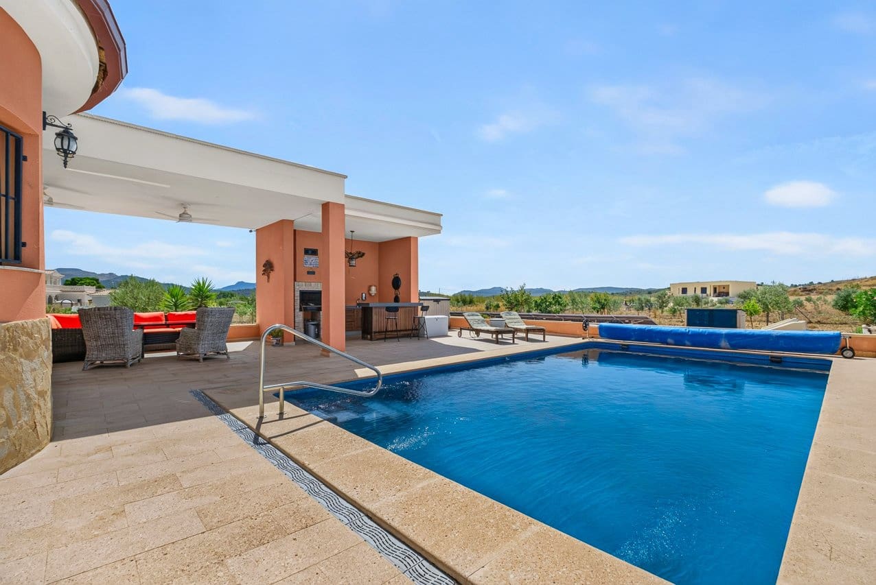 3 bedroom Villa for sale in Pinoso with pool - € 375,000 (Ref: 10016689)