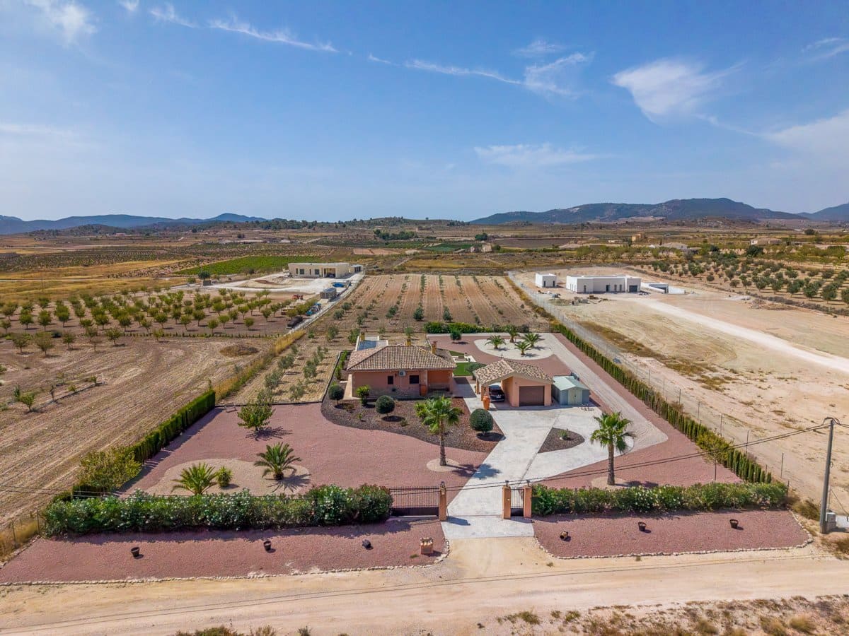 3 bedroom Villa for sale in Pinoso with pool - € 375,000 (Ref: 10016689)