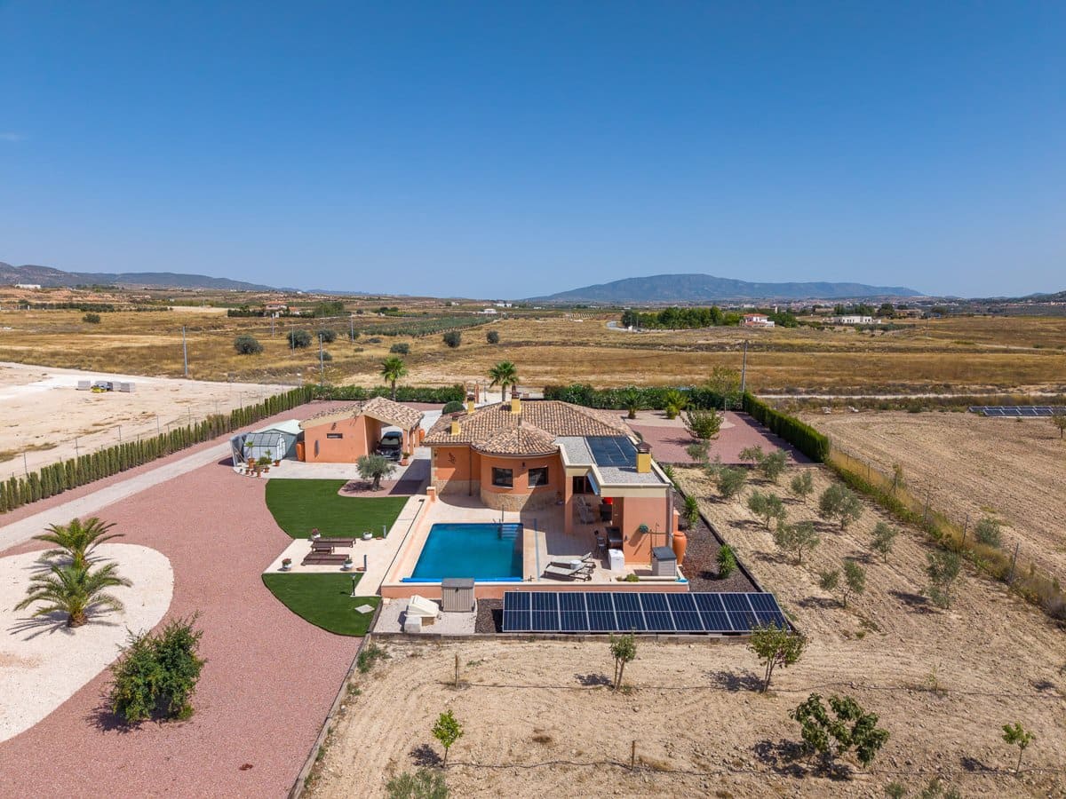 3 bedroom Villa for sale in Pinoso with pool - € 375,000 (Ref: 10016689)