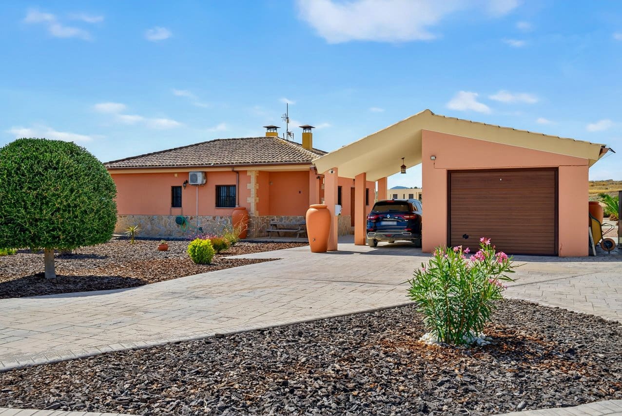3 bedroom Villa for sale in Pinoso with pool - € 375,000 (Ref: 10016689)