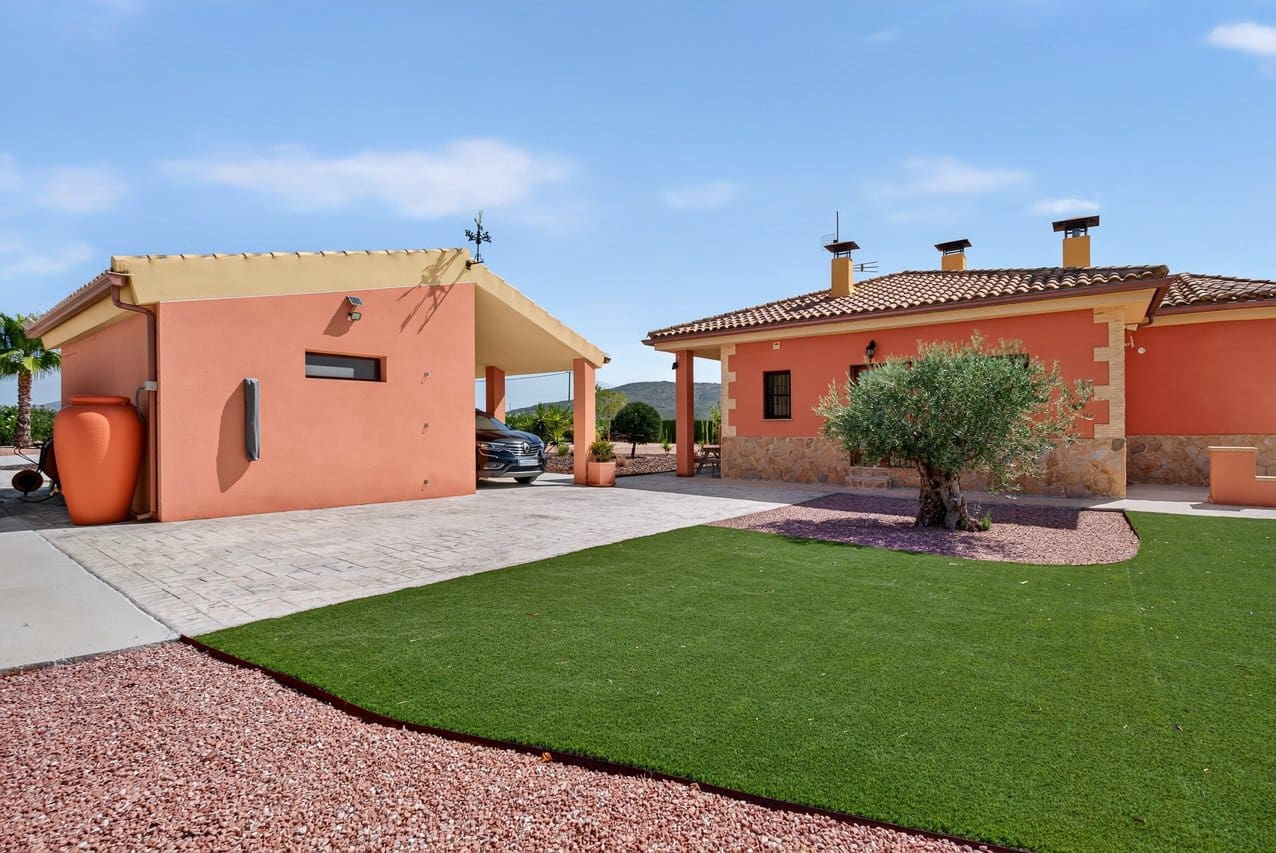 3 bedroom Villa for sale in Pinoso with pool - € 375,000 (Ref: 10016689)