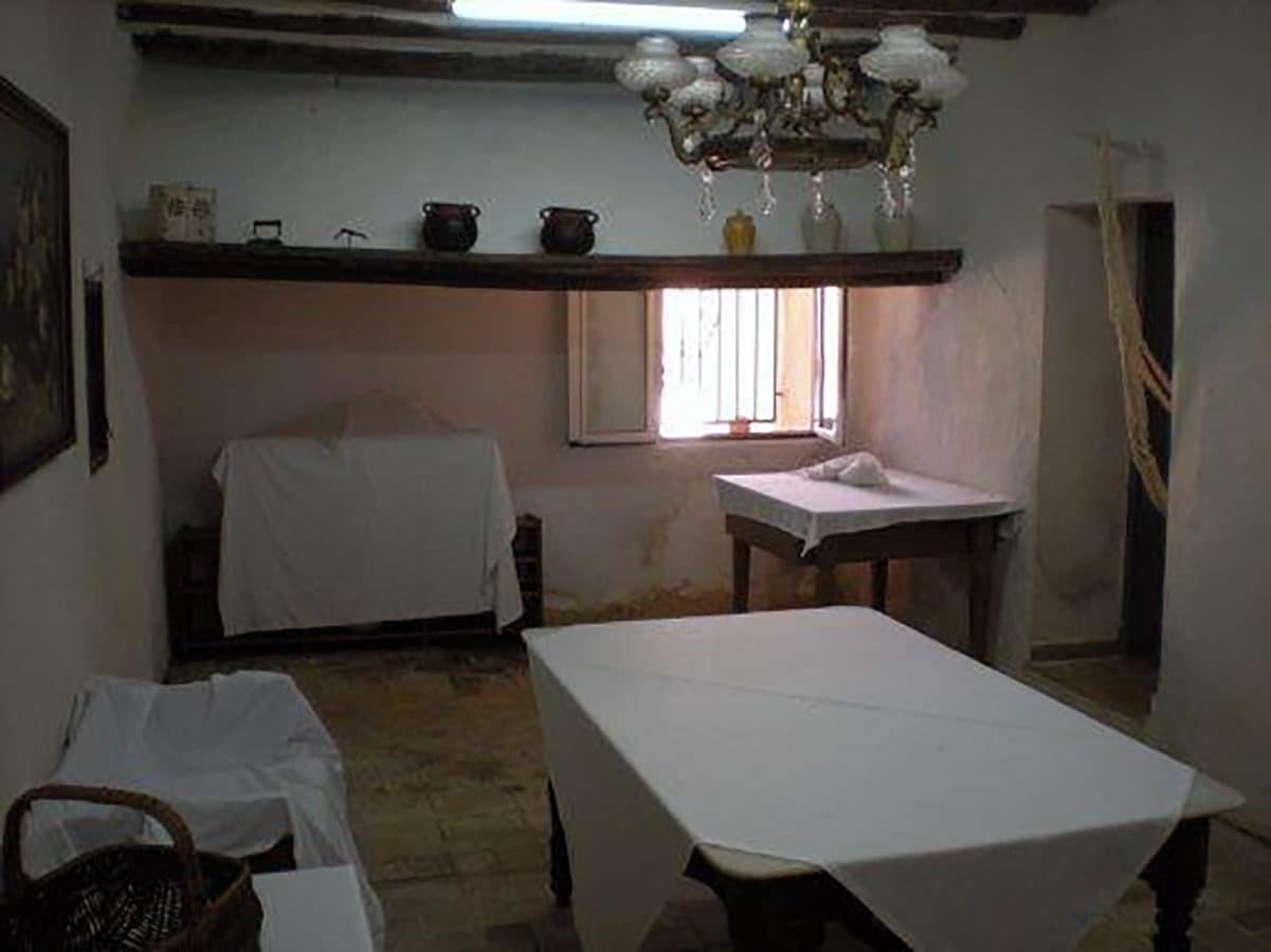 8 bedroom Finca/Country House for sale in Pinoso with pool - € 170,000 (Ref: 3126916)