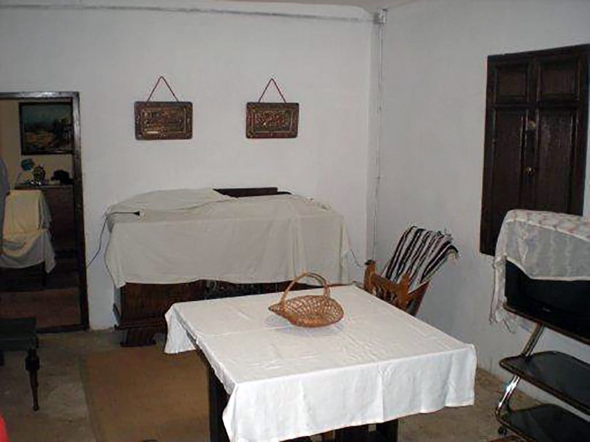 8 bedroom Finca/Country House for sale in Pinoso with pool - € 170,000 (Ref: 3126916)