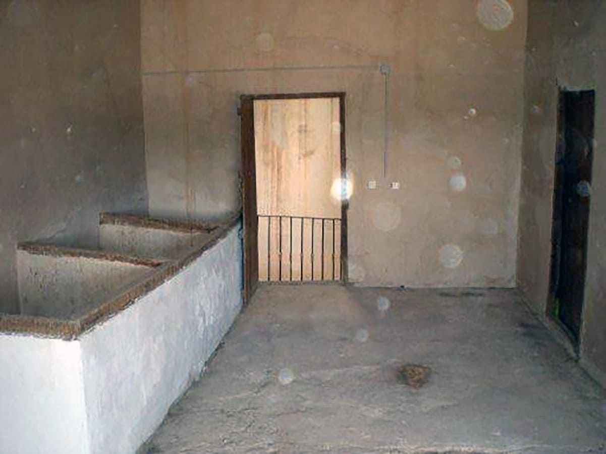 8 bedroom Finca/Country House for sale in Pinoso with pool - € 170,000 (Ref: 3126916)