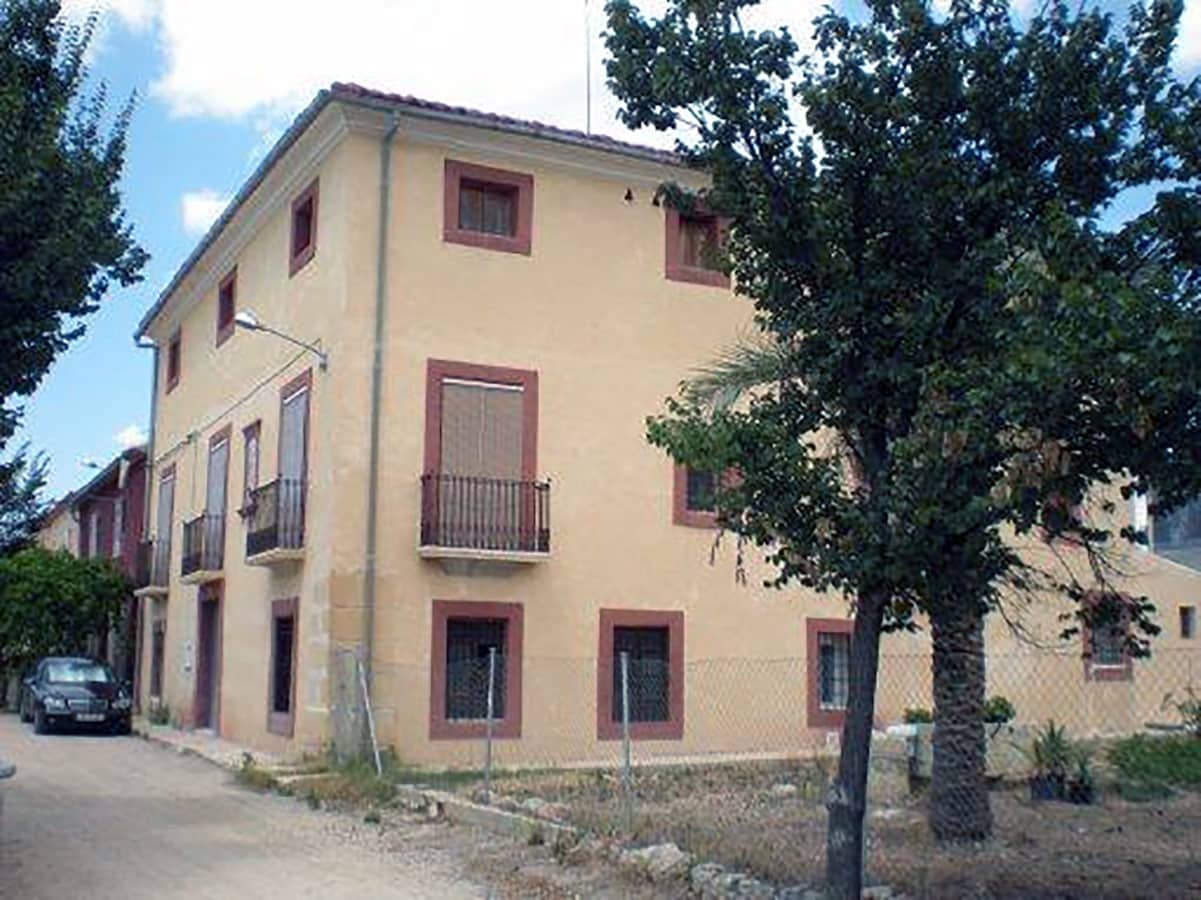 8 bedroom Finca/Country House for sale in Pinoso with pool - € 170,000 (Ref: 3126916)