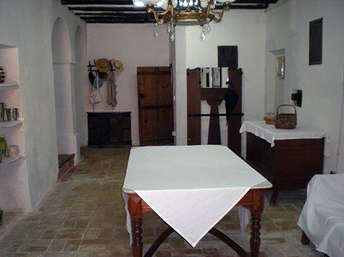 8 bedroom Finca/Country House for sale in Pinoso with pool - € 170,000 (Ref: 3126916)