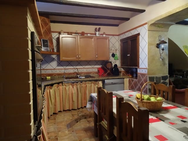 4 slaapkamer Finca/Landhuis te koop in Pinoso met zwembad - € 250.000 (Ref: 3171525)