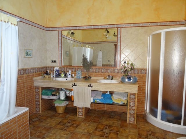 4 slaapkamer Finca/Landhuis te koop in Pinoso met zwembad - € 250.000 (Ref: 3171525)