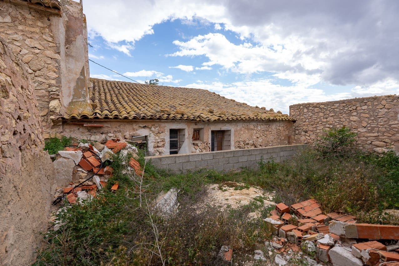 2 bedroom Finca/Country House for sale in Pinoso with pool - € 59,950 (Ref: 3260870)