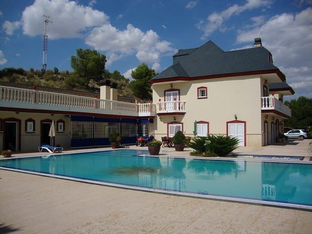9 soveværelse Finca/Landehus til salg i La Zarza, Jumilla med swimmingpool - € 1.600.000 (Ref: 3310815)
