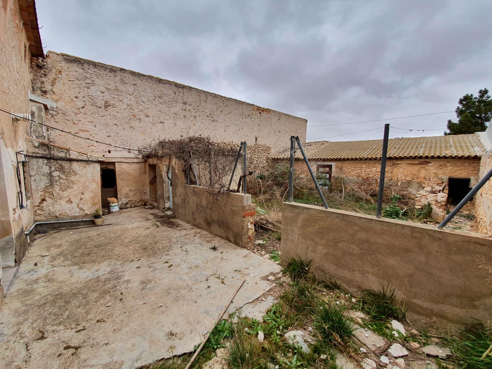 5 slaapkamer Finca/Landhuis te koop in Pinoso met zwembad - € 85.000 (Ref: 3405369)