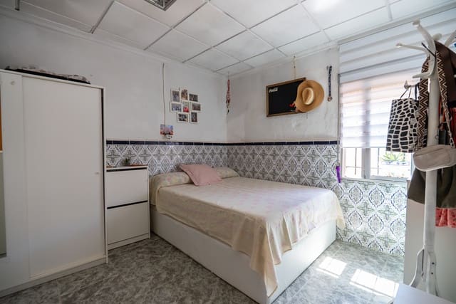 6 bedroom Townhouse for sale in L'Algueña / Alguenya with pool - € 145,000 (Ref: 3578400)